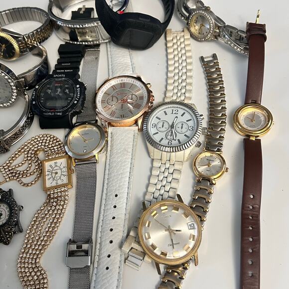 Assorted Watches Used Not Working For Parts Or Pieces lot 10 - Picture 3 of 8